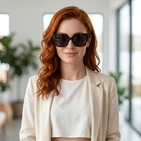 Armação Feminina AZAK HR T677 Gatinho Tartaruga e Verde com Clip-on - modelo ruiva com clip solar