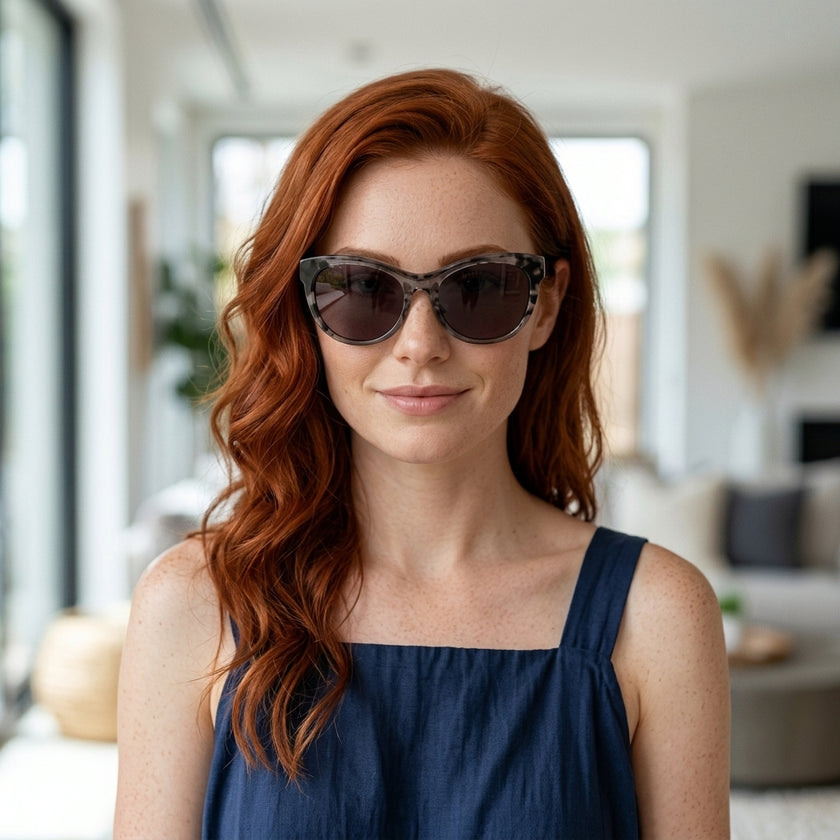 Óculos de Sol DKNY DK533S Gatinho Bege Translúcido e Tartaruga - modelo ruiva