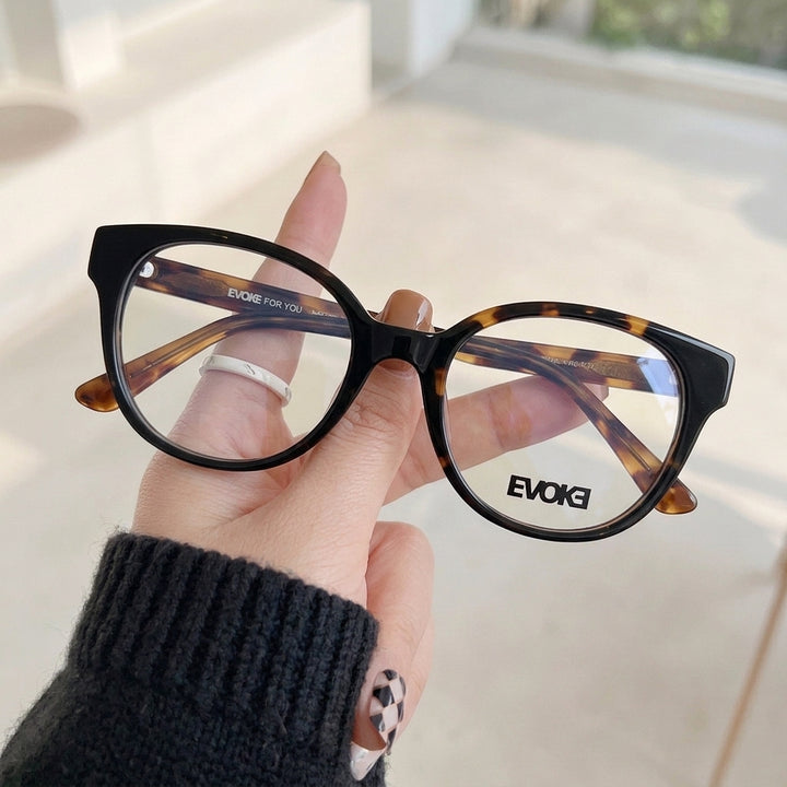 Armação Feminina Evoke DX190 Redonda Preto e Tartaruga - na mão