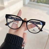 Armação Feminina Lacoste L2982 Gatinho Preto e Tartaruga - na mão