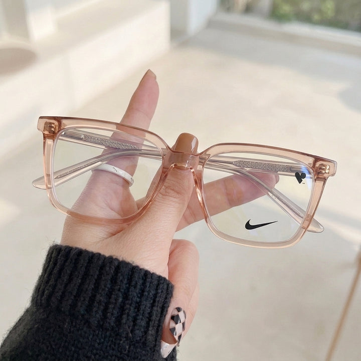 Armação Feminina Nike 7064 Quadrada Rosé Translúcido - na mão
