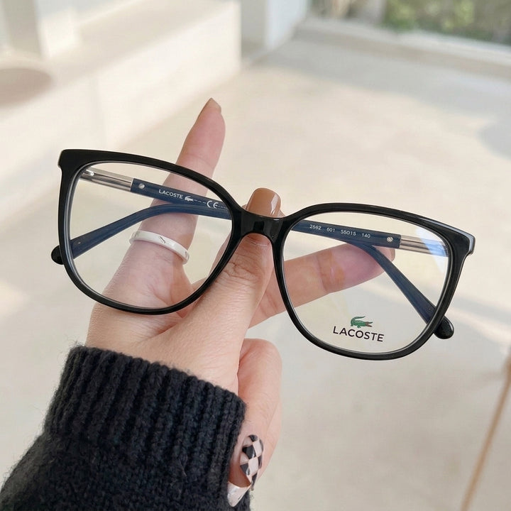 Armação Lacoste L2892 Quadrada Preto e Dourado - na mão