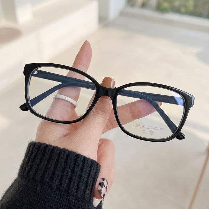 Óculos de Grau Optic Concept 1020 Retangular Preto - na mão