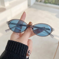 Óculos de Sol AZAK HA20261 Oval Cinza Translúcido e Azul - na mão