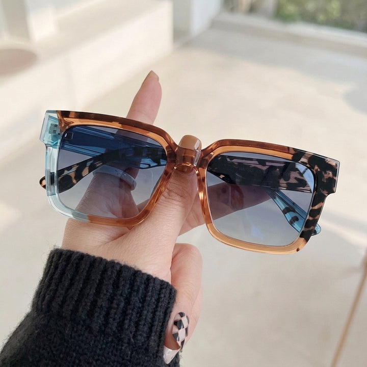Óculos de Sol AZAK HA7567 Quadrada Laranja, Azul e Tartaruga - na mão