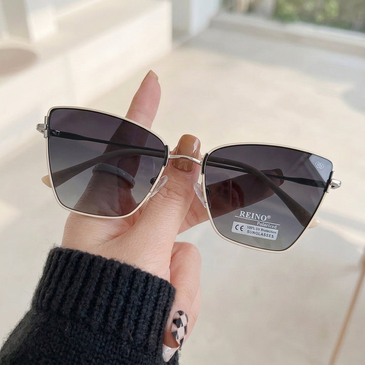Óculos de Sol AZAK JZ3946 Gatinho Dourado - na mão