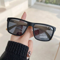 Óculos de Sol AZAK JZ3961P Retangular Preto e Madeira - na mão