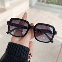 Óculos de Sol DKNY DK540S Quadrado Preto - na mão