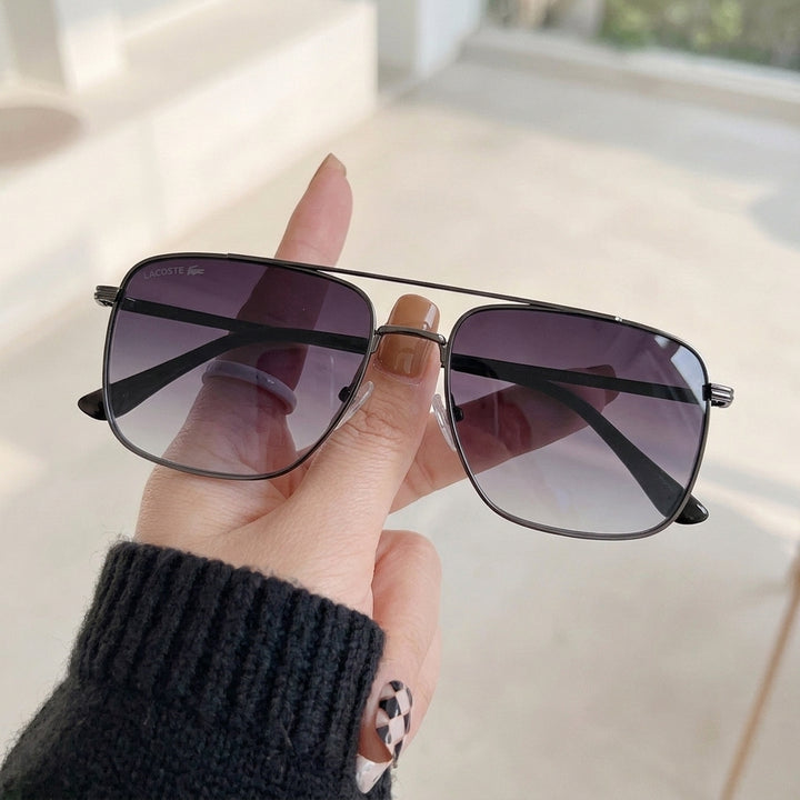 Óculos de Sol Lacoste L272SN Aviador Grafite e Tartaruga - na mão