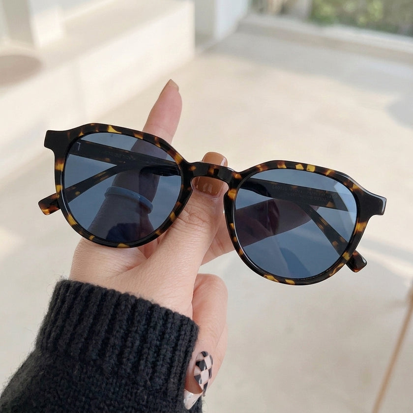 Óculos de Sol Lacoste L6052S Redondo Preto e Amarelo Tartaruga - na mão