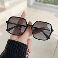 Óculos de Sol Lacoste L6079S Geométrico ou Sextavado Tartaruga - na mão