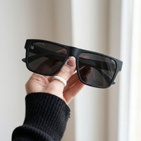Óculos de Sol Lacoste L6085S Quadrado Preto e Azul - na mão
