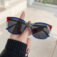 Óculos de Sol M554 Quadrado Vermelho, Azul e Verde - na mão