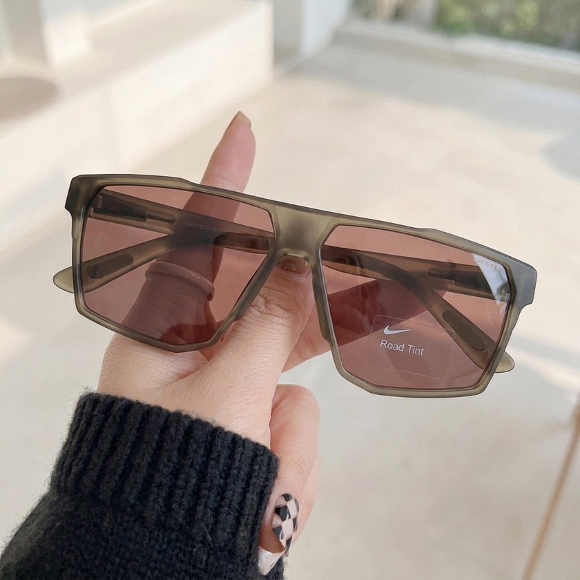 Óculos de Sol Nike IO7269X Quadrado Marrom Translúcido e Branco - na mão