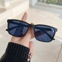 Óculos de Sol Nike IU4883X Quadrado Cinza - na mão