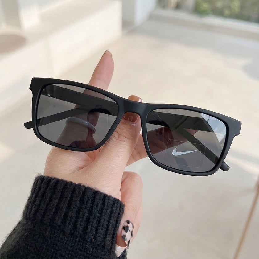 Óculos de Sol Nike IU8096X Quadrado Preto e Cinza - na mão