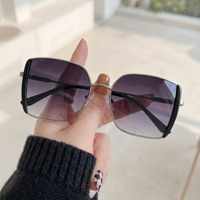 Óculos de Sol Sabrina Sato SS114 Quadrado Prata e Preto - na mão