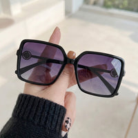 Óculos de Sol Sabrina Sato SS674 Quadrado Preto e Roxo - na mão