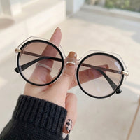 Óculos de Sol Vogue VO 5384-SB Redonda Rosé Translúcido e Marrom - na mão