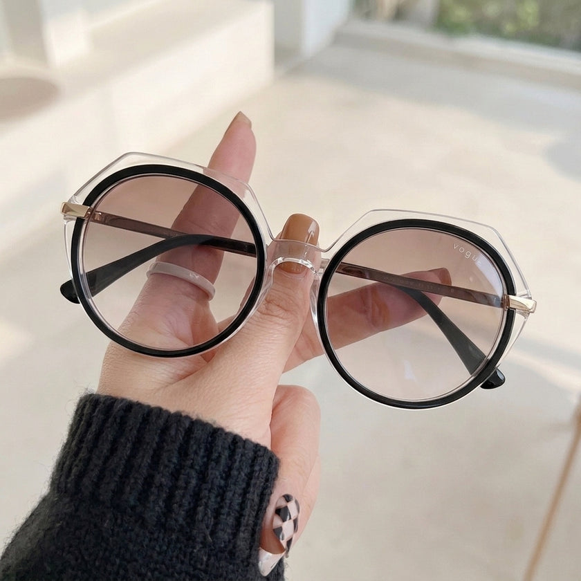 Óculos de Sol Vogue VO 5384-SB Redonda Rosé Translúcido e Marrom - na mão
