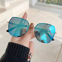 Óculos de Sol ZL1622 Geométrico ou Sextavado Preto, Dourado e Azul - na mão